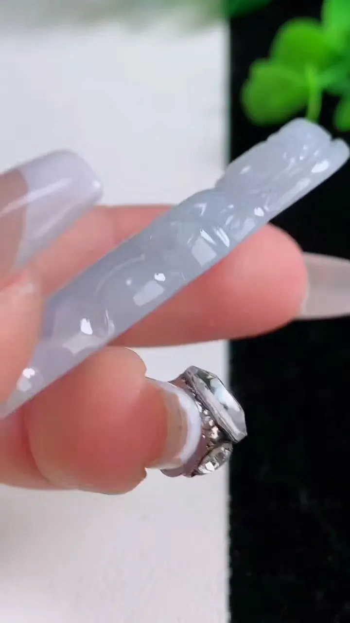 天然A货翡翠观音菩萨吊坠，尺寸49.7-21.5-5.9，重量:12.68g
12月8日