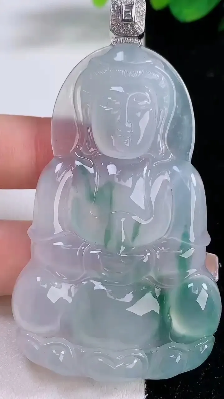 天然A货翡翠种飘花观音菩萨吊坠，尺寸67.6-42-6.4，重量:31.53g
12月8日