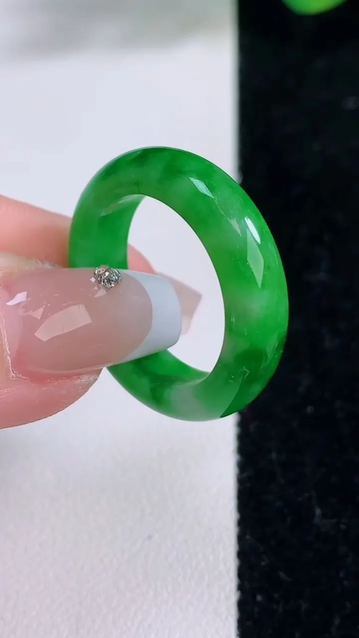 天然A货翡翠指环戒指，尺寸20-6.2-3.7，重量:5.64g2025年12月8日
工厂直销收藏佳