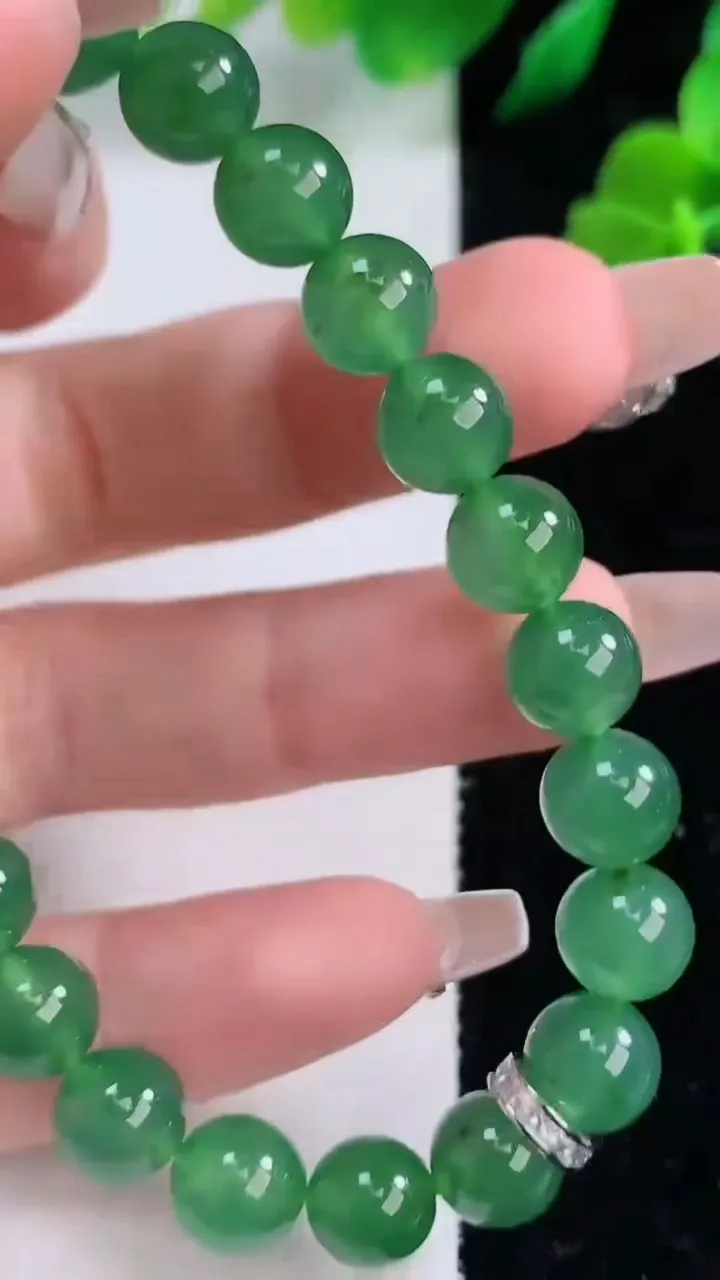 天然A货翡翠圆珠手串，尺寸8.4-23颗，重量:23.16g12月8日
工厂直销收藏佳品,种好水足，色泽均匀，有种有色，上手高大气！