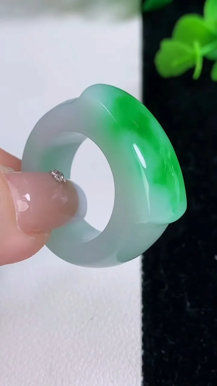 天然A货翡翠马鞍戒指 扳指，尺寸19.3-26-11.3-6，重量:15.14g2025年12月8日
工厂直销收藏佳品,种好水足，色泽均匀，有种有色，上手高大气！