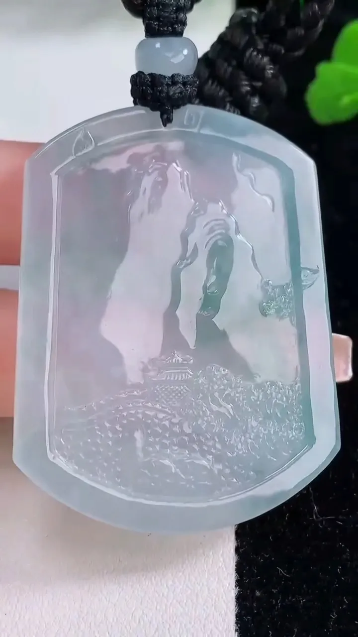 天然A货翡翠种飘花山水牌吊坠，尺寸52-39.8-4.6，重量:27.00g
12月8日