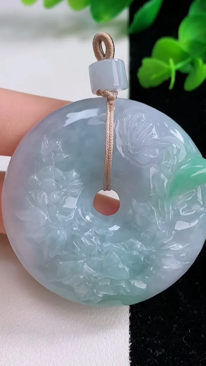 天然A货翡翠鸟语花香 平安扣吊坠，尺寸50.2-11.8，重量:56.00g
12月8日