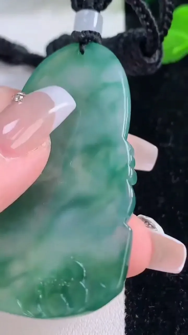 天然A货翡翠种飘花阿弥陀佛吊坠，尺寸57.8-34.8-5.7，重量:27.64g
12月8日