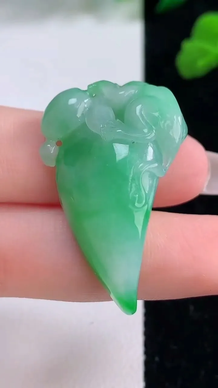 天然A货翡翠福瓜吊坠，尺寸36.2-20.3-13.2，重量:13.46g
12月8日
