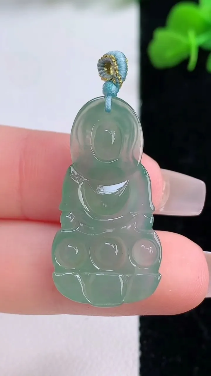 天然A货翡翠观音菩萨吊坠，尺寸30.8-16.2-3.9，重量:3.70g
12月8日