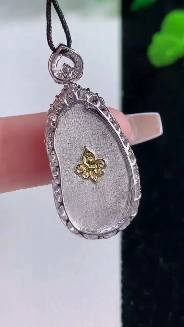 天然A货翡翠金枝玉叶 叶子吊坠，尺寸32-14-6.2，裸石20.8-11.8重量:3.11g
12月8日