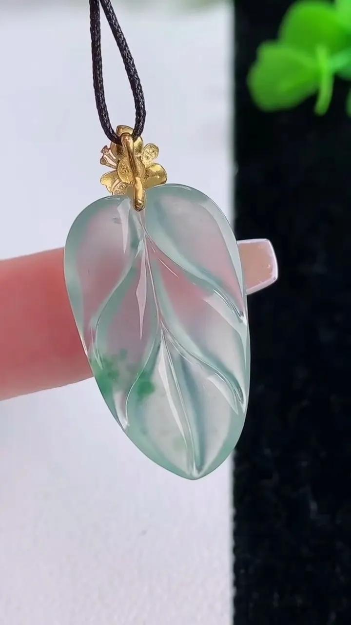 天然A货翡翠种飘花金枝玉叶 叶子吊坠，尺寸25.7-14.6-2.8，重量:2.16g
12月8日