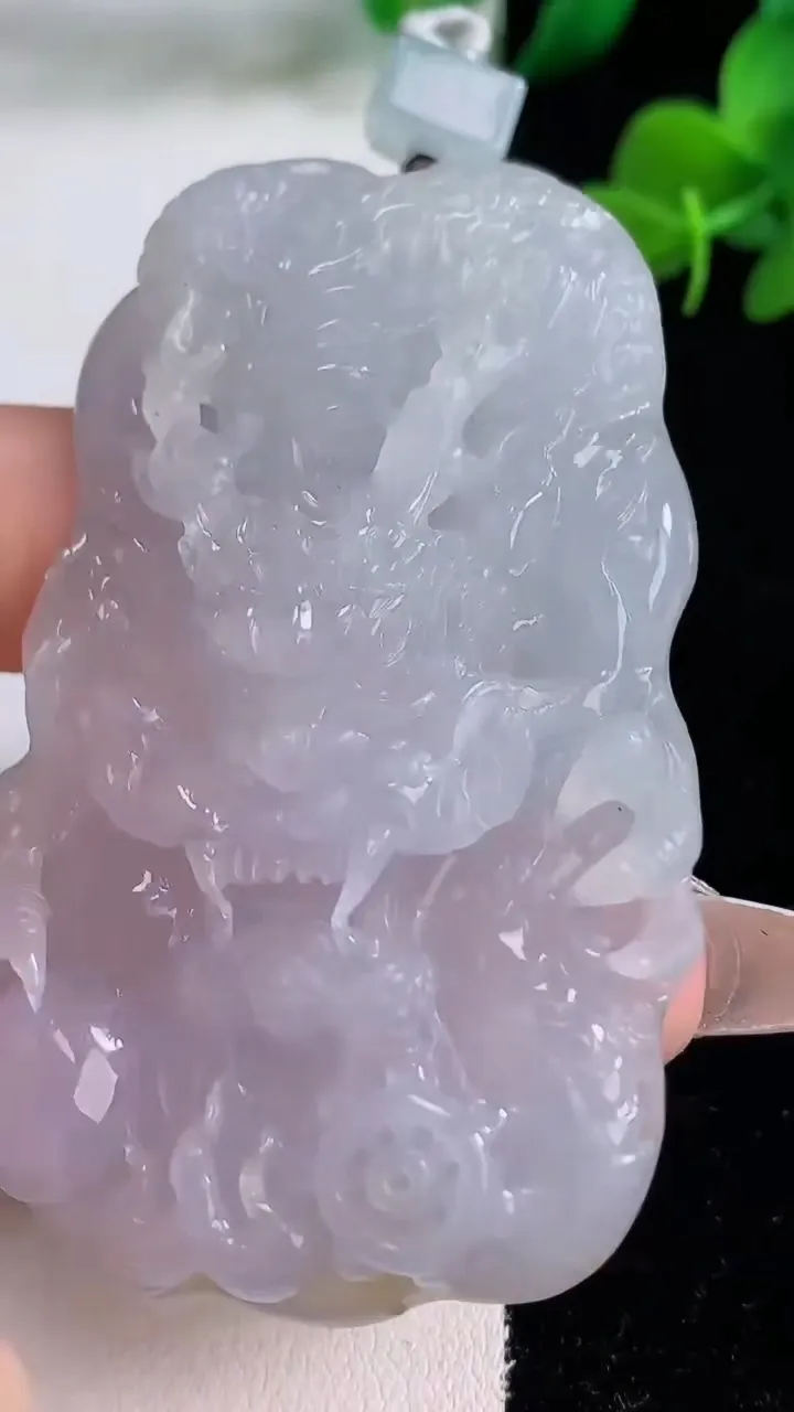 天然A货翡翠龙牌吊坠，尺寸67.8-39-11，重量:54.68g
12月8日