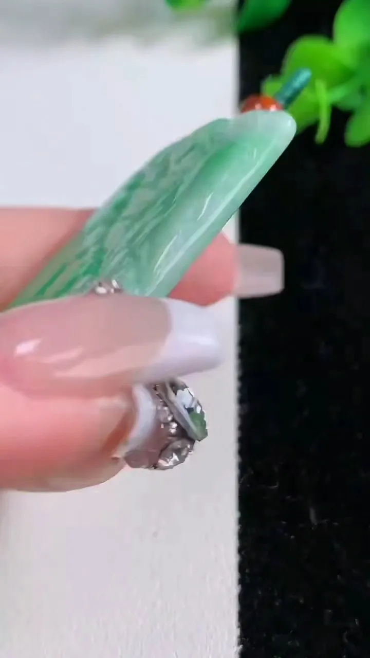 天然A货翡翠山水牌吊坠，尺寸66.7-38.3-4.4，重量:32.31g
12月8日