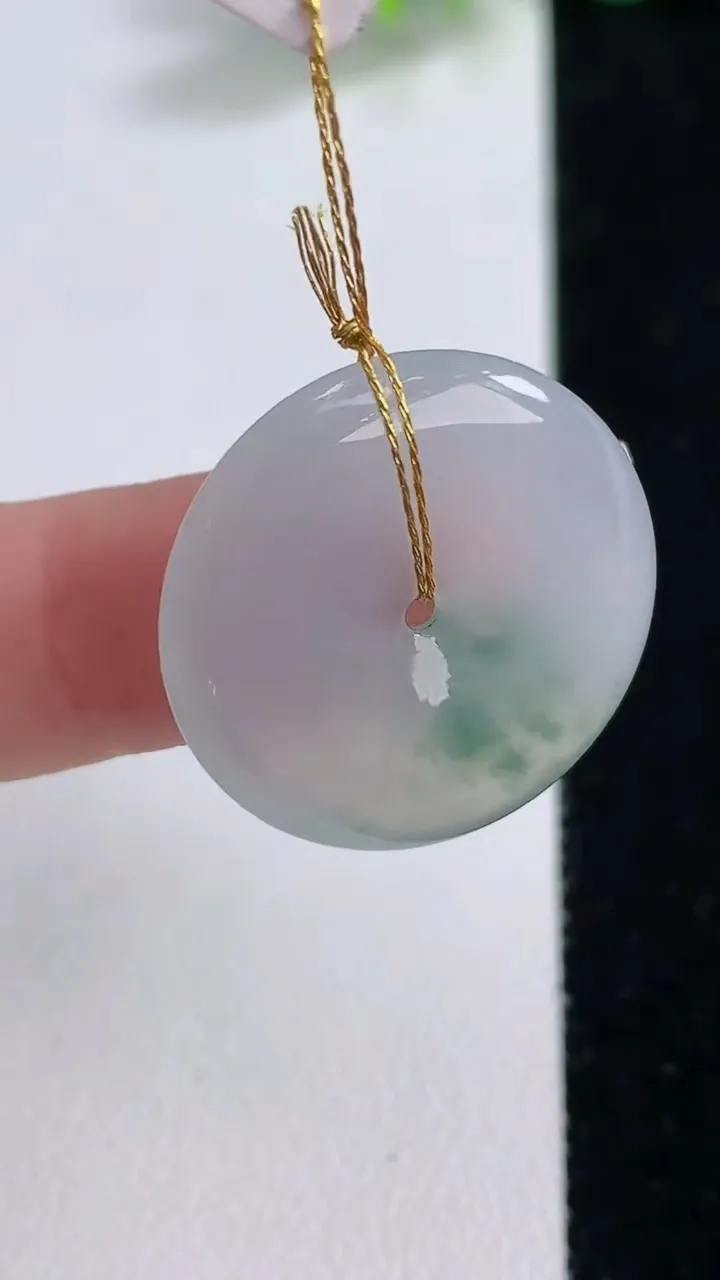 天然A货翡翠冰种飘花平安扣吊坠，尺寸23.4-4，重量:5.38g
12月9日