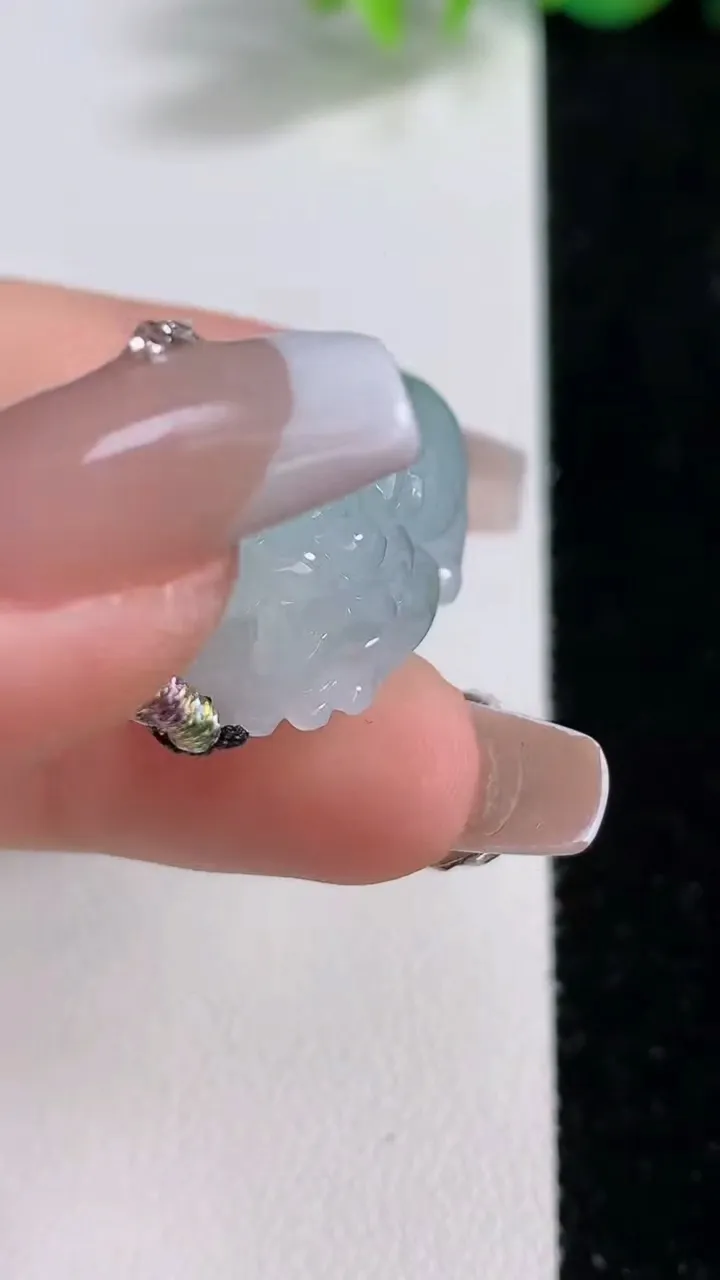 天然A货翡翠飘花貔貅吊坠，尺寸30-17.6-12.3，重量:14.67g
12月9日