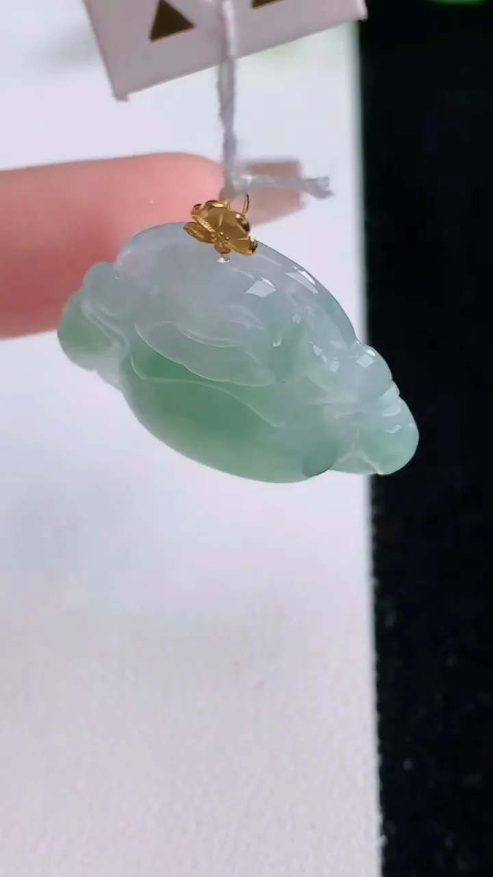 天然A货翡翠佛公吊坠，尺寸23.4-27.6-5.4，重量:4.99g
12月9日
