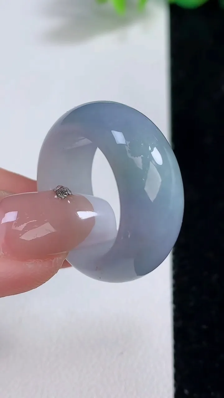 天然A货翡翠紫罗兰指环扳指，尺寸18.6-10.2-4.5，重量:10.28g2025年12月9日
工厂直销收藏佳品,种好水足，色泽均匀，有种有色，上手高大气！