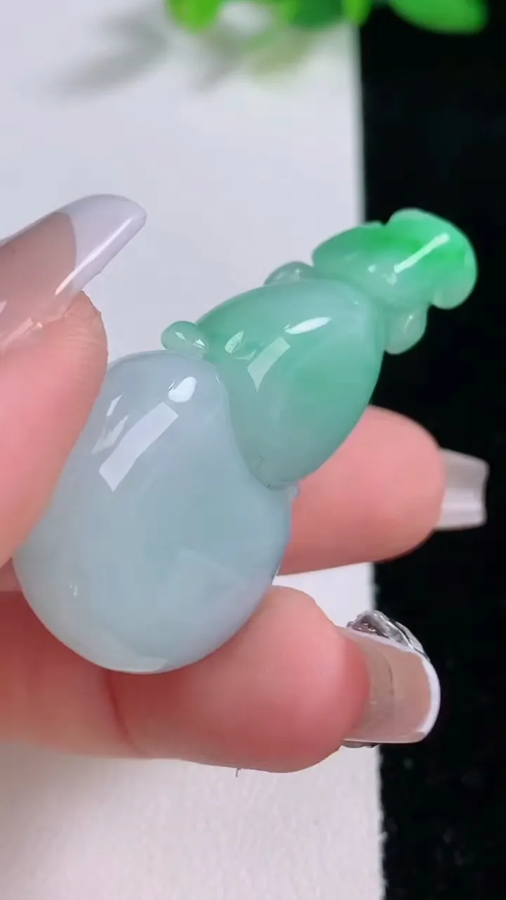 天然A货翡翠葫芦吊坠，尺寸44.5-23-10.8，重量:18.57g
12月9日