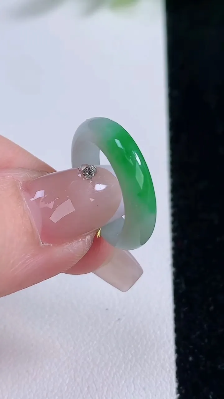 天然A货翡翠指环戒指，尺寸15-4-2.8，重量:2.52g2025年12月9日
工厂直销收藏佳品,种好水足，色泽均匀，有种有色，上手高大气！