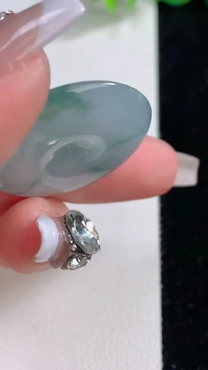 天然A货翡翠冰种飘花平安扣吊坠，尺寸29.4-5.5，重量:10.16g
12月10日