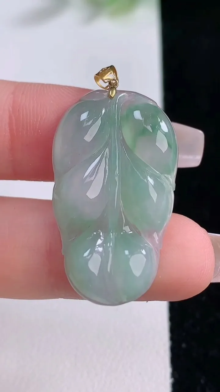 天然A货翡翠种飘花金枝玉叶 叶子吊坠，尺寸31.4-18.3-4，重量:4.21g
12月9日
