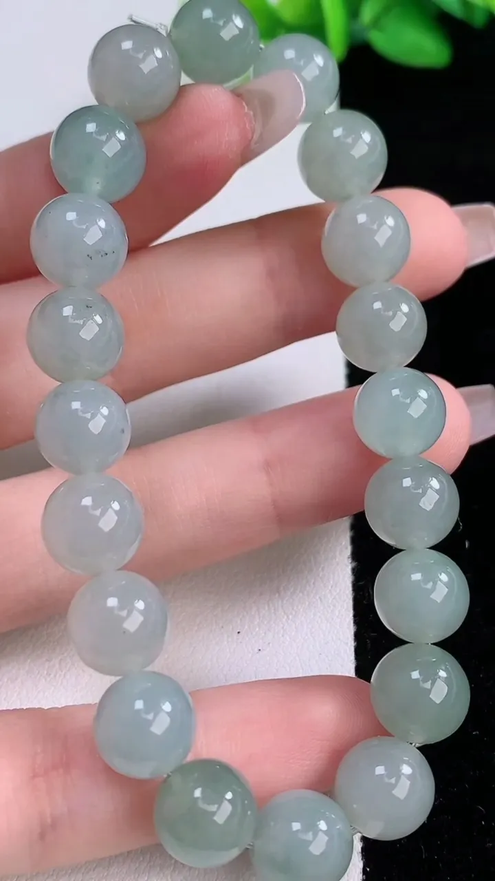 天然A货翡翠圆珠手串，尺寸9.4-20颗，重量:29.34g12月9日
工厂直销收藏佳品,种好水足，色泽均匀，有种有色，上手高大气！