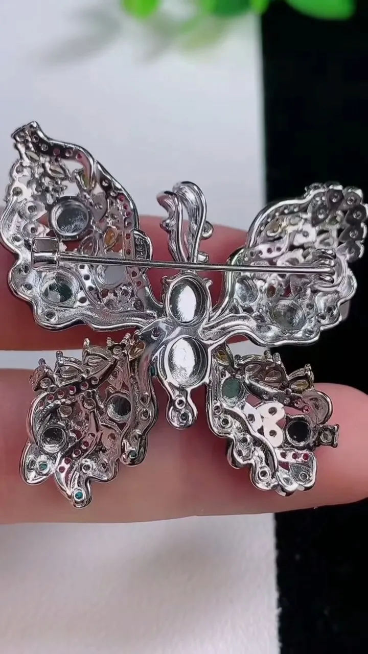 天然A货翡翠蛋面蝴蝶胸针，尺寸4.8，重量:10.18g
12月9日