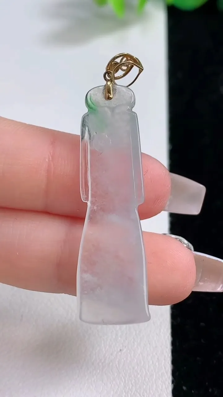 天然A货翡翠节节高升 竹节吊坠，尺寸41-11.6-4，重量:3.99g
12月9日