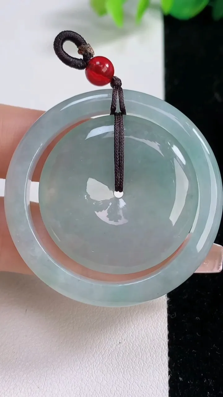 天然A货翡翠飘花母子平安扣吊坠，尺寸45-5.6，重量:22.90g
12月9日