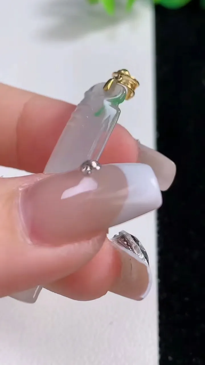 天然A货翡翠节节高升 竹节吊坠，尺寸41-11.6-4，重量:3.99g
12月9日