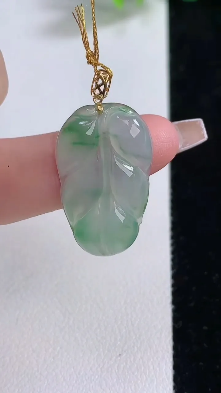 天然A货翡翠金枝玉叶 叶子吊坠，尺寸27.3-15.8-3.3，重量:2.82g
12月9日