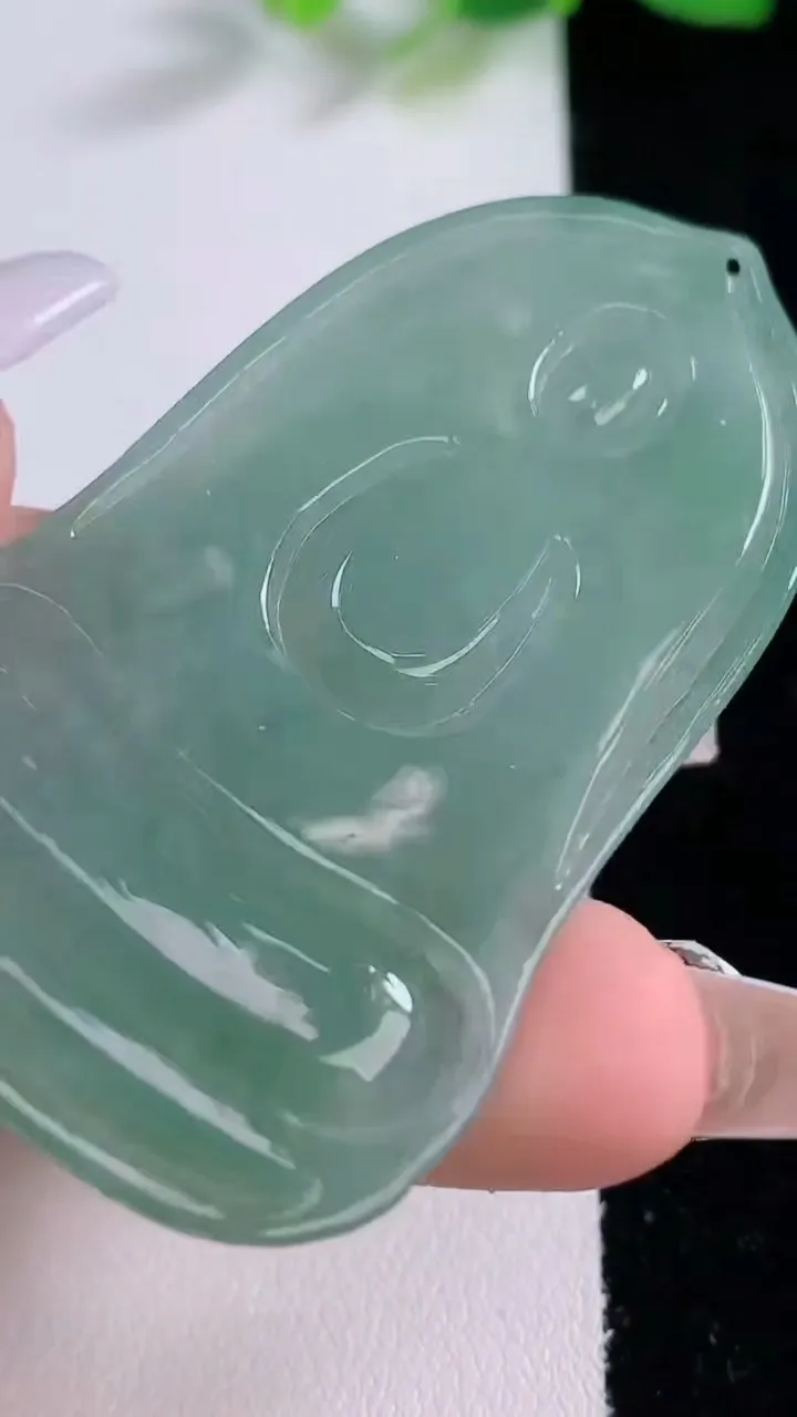 天然A货翡翠观音菩萨吊坠，尺寸61.6-34.3-5.4，重量:34.68g
12月9日