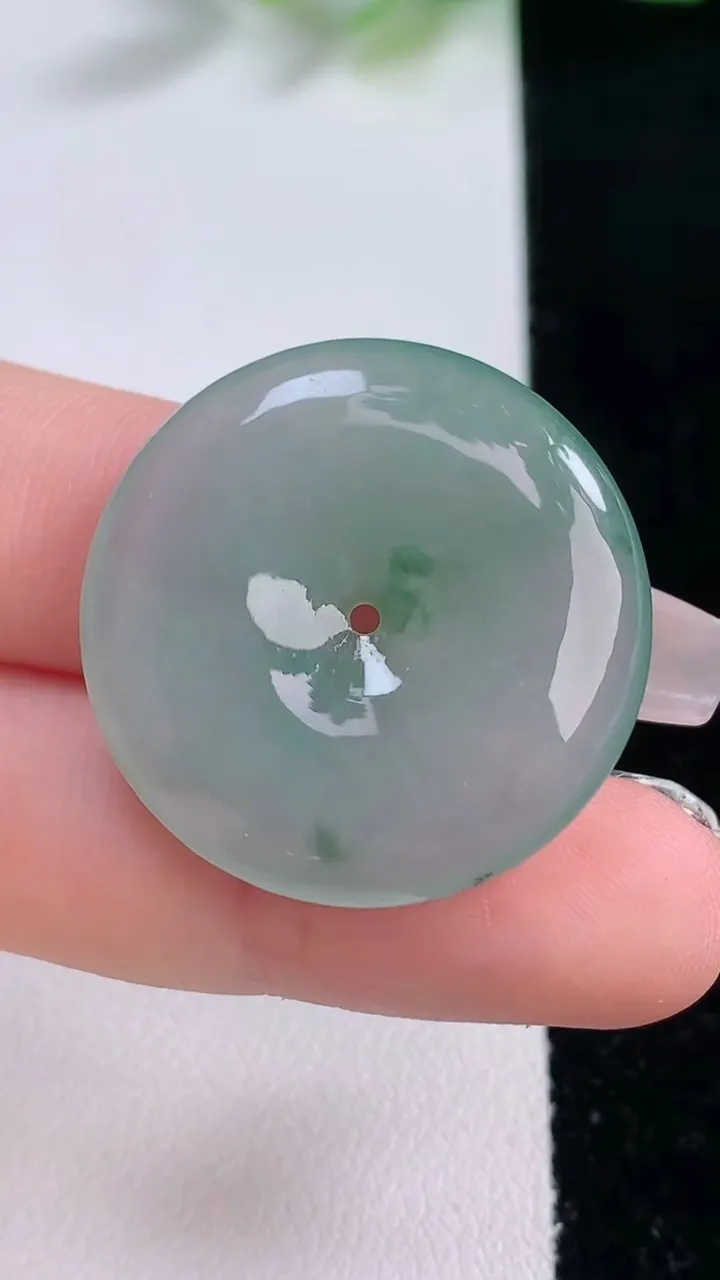 天然A货翡翠冰种飘花平安扣吊坠，尺寸28-5.3，重量:9.18g
12月9日