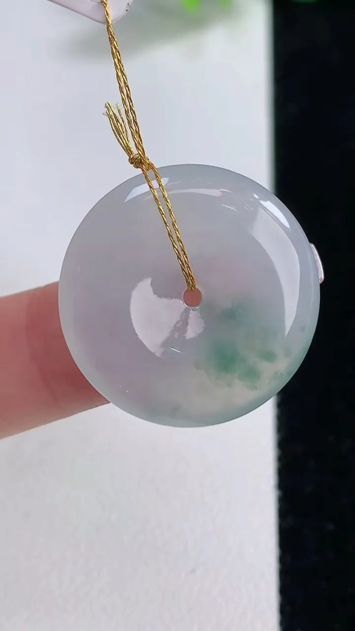 天然A货翡翠冰种飘花平安扣吊坠，尺寸23.4-4，重量:5.38g
12月9日