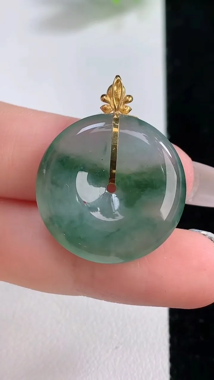 天然A货翡翠种飘花平安扣吊坠，尺寸24-5，重量:6.08g
12月9日