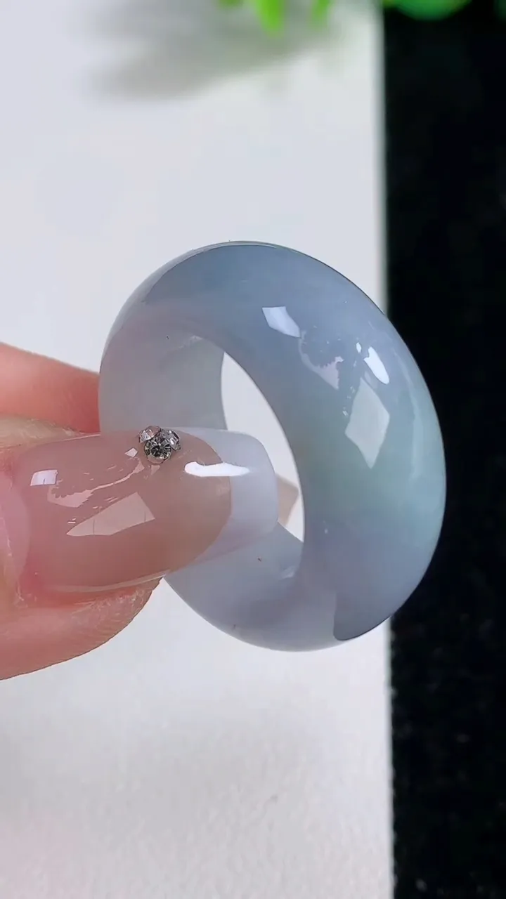 天然A货翡翠紫罗兰指环扳指，尺寸18.6-10.2-4.5，重量:10.28g2025年12月9日
