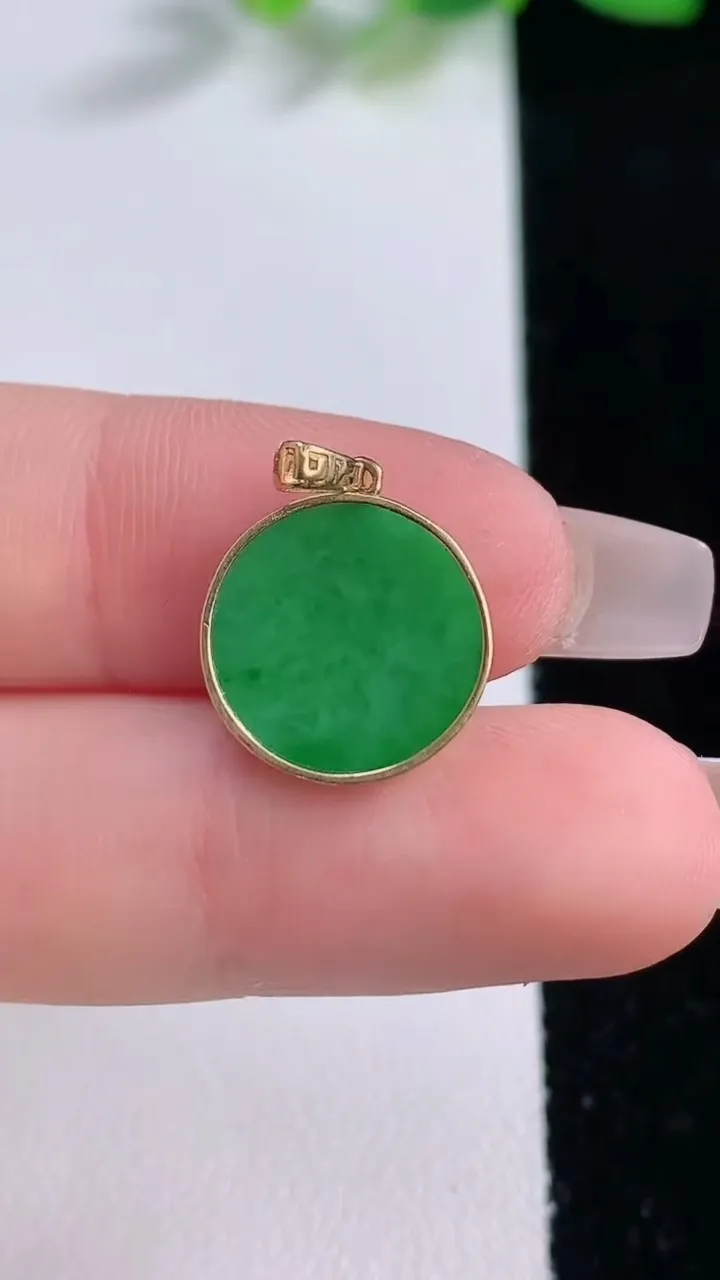 天然A货翡翠无事牌吊坠，尺寸13.4-2，重量:1.39g
12月9日