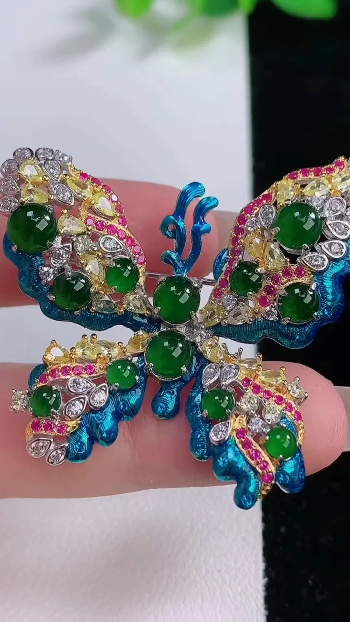 天然A货翡翠蛋面蝴蝶胸针，尺寸4.8，重量:10.18g
12月9日