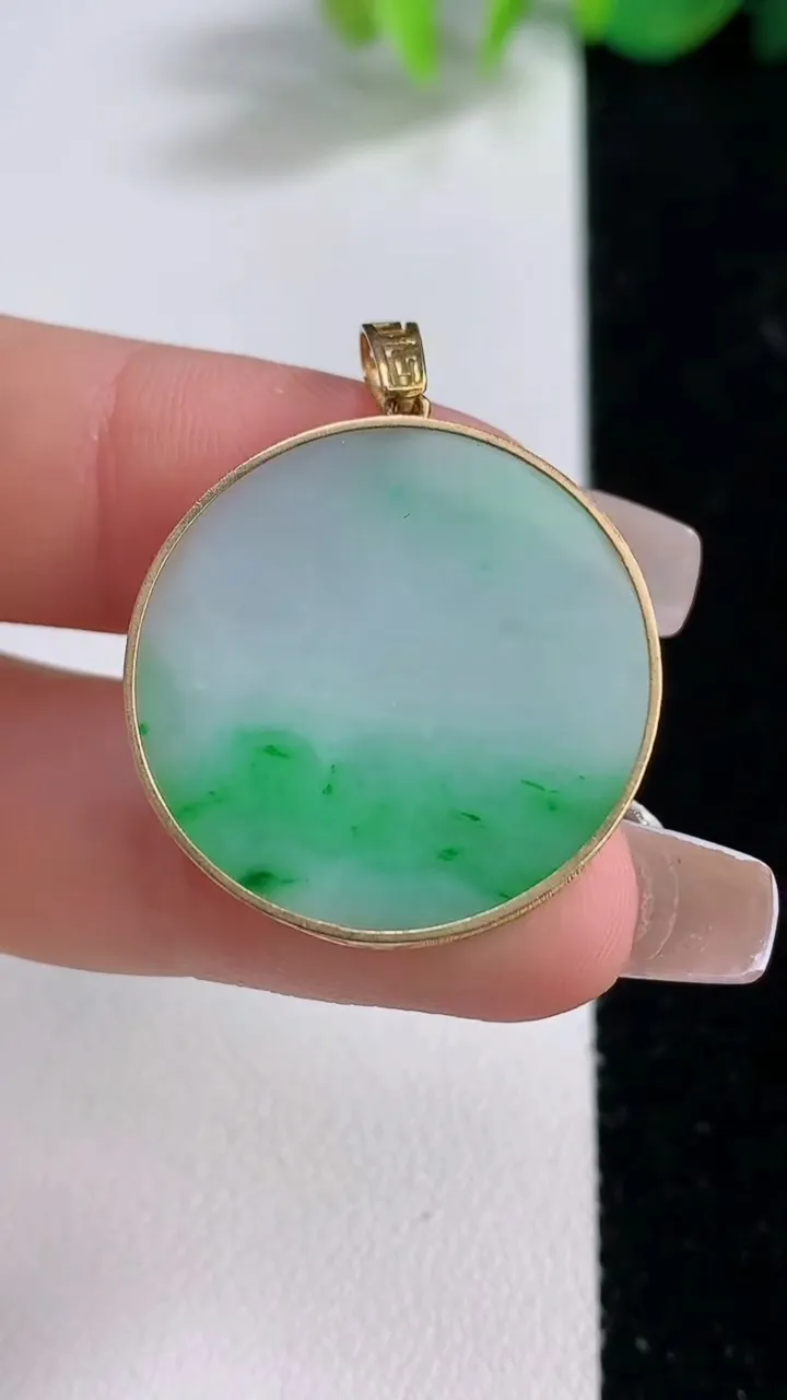 天然A货翡翠无事牌吊坠，尺寸25.3-3.3，重量:5.73g
12月9日