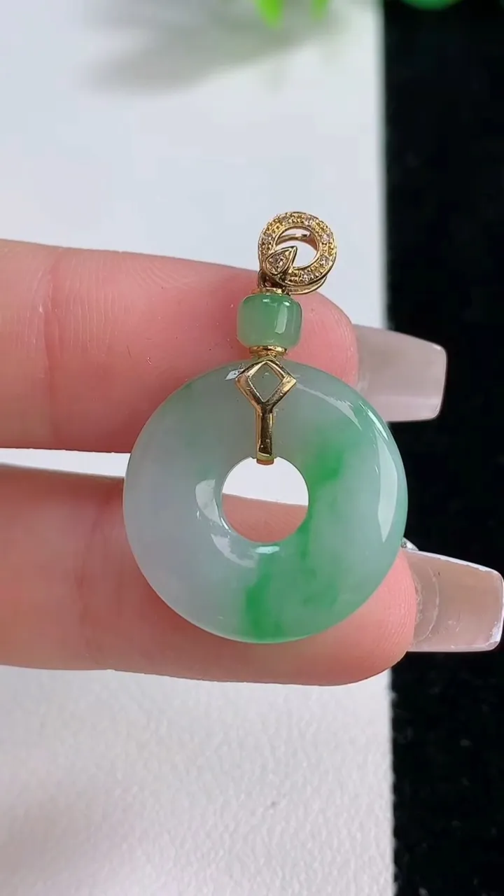 天然A货翡翠平安环吊坠，尺寸19.4-3.4，重量:4.11g
12月9日