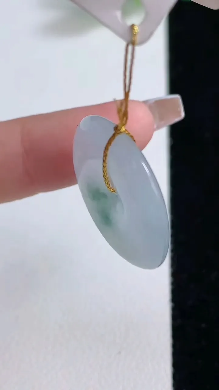 天然A货翡翠冰种飘花平安扣吊坠，尺寸23.4-4，重量:5.38g
12月9日