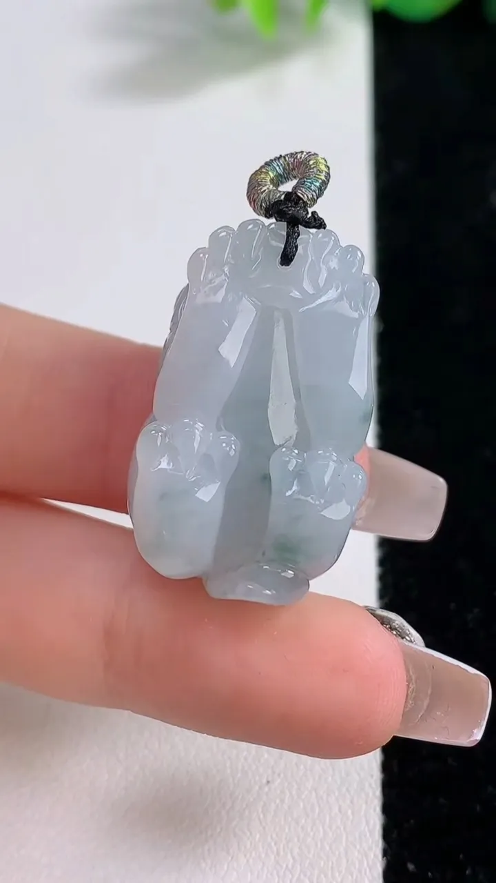 天然A货翡翠飘花貔貅吊坠，尺寸30-17.6-12.3，重量:14.67g
12月9日