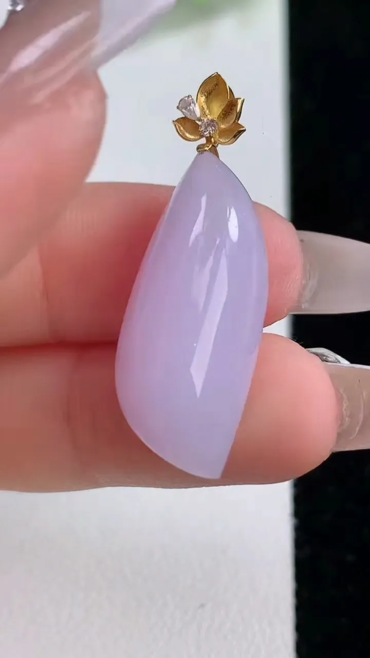 天然A货翡翠18K金紫罗兰随形吊坠，尺寸25.6-12-6.6，重量:4.02g
12月9日