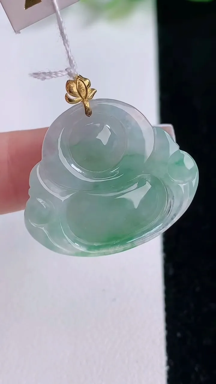 天然A货翡翠佛公吊坠，尺寸23.4-27.6-5.4，重量:4.99g
12月9日