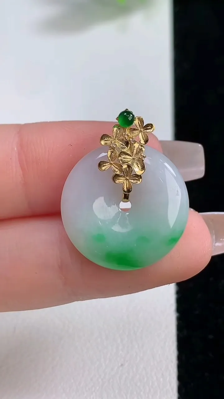 天然A货翡翠平安扣吊坠，尺寸19.5-4.4，重量:4.00g
12月9日