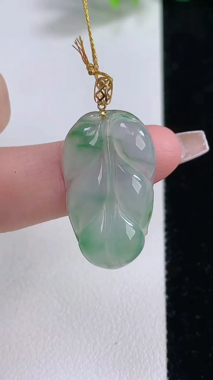 天然A货翡翠金枝玉叶 叶子吊坠，尺寸27.3-15.8-3.3，重量:2.82g
12月9日