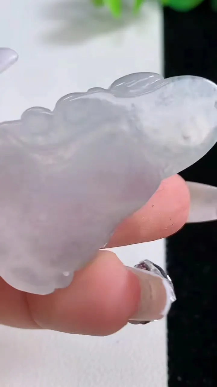 天然A货翡翠观音菩萨吊坠，尺寸43.6-25.3-5.5，重量:11.74g
12月9日