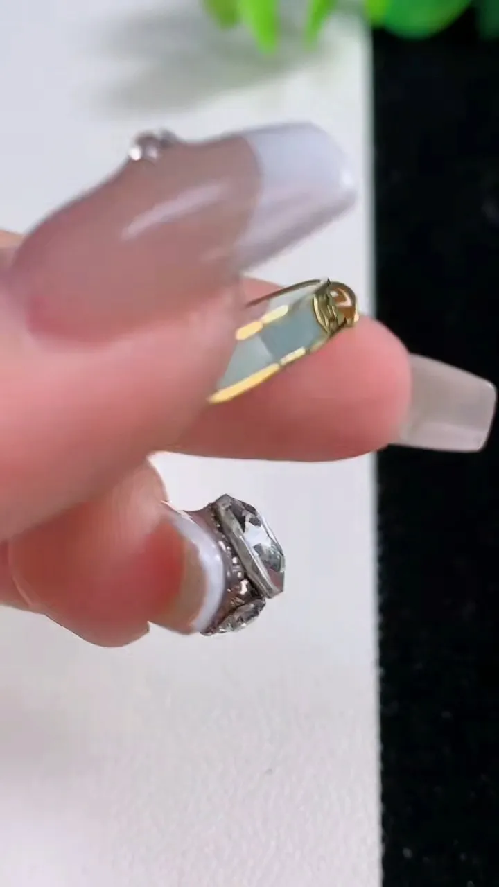 天然A货翡翠无事牌吊坠，尺寸25.3-3.3，重量:5.73g
12月9日