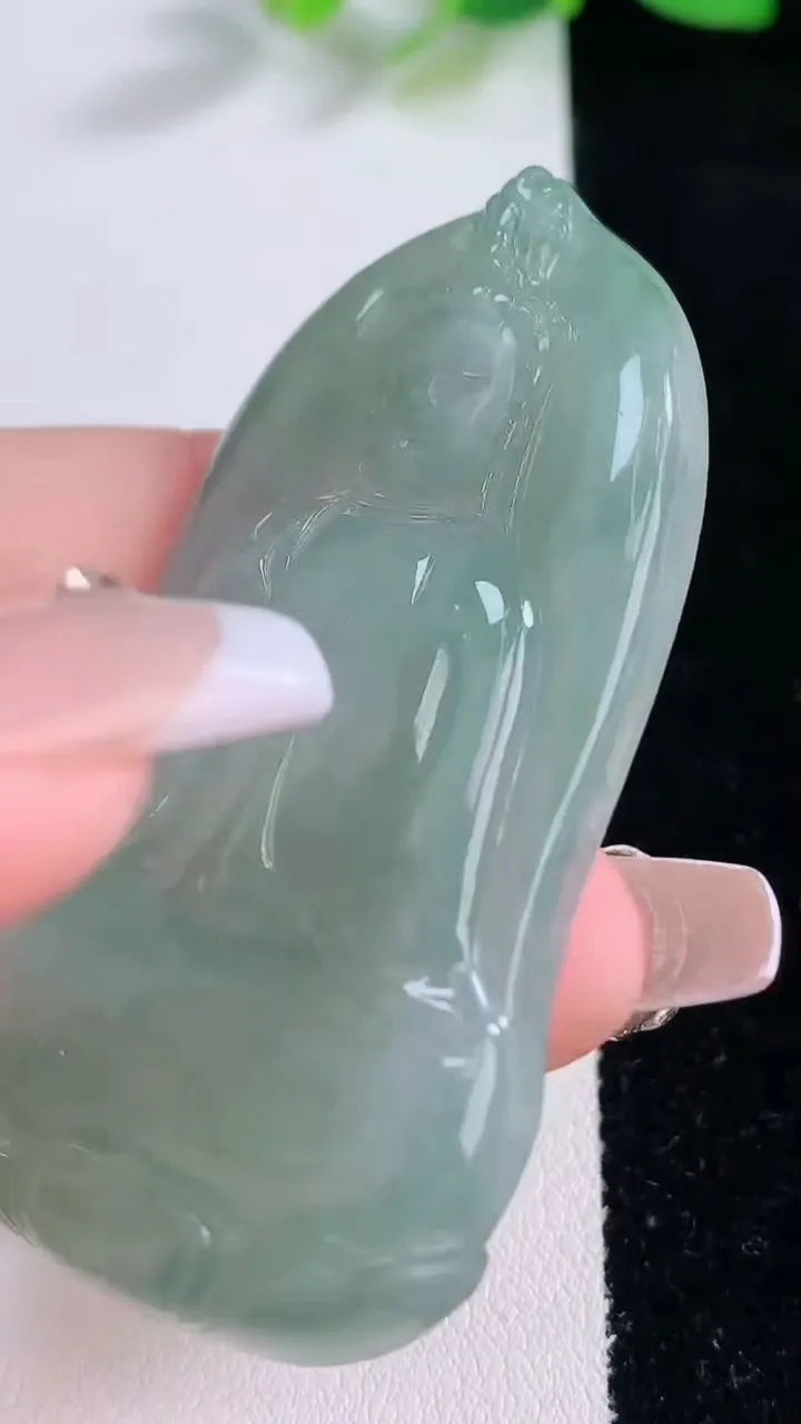 天然A货翡翠观音菩萨吊坠，尺寸61.6-34.3-5.4，重量:34.68g
12月9日