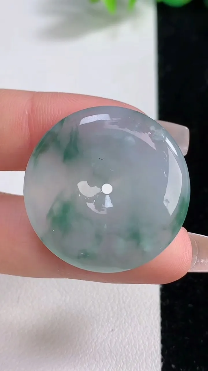 天然A货翡翠冰种飘花平安扣吊坠，尺寸29.4-5.5，重量:10.16g
12月10日