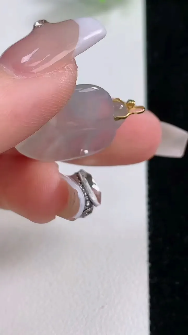 天然A货翡翠种白冰金枝玉叶  叶子吊坠，尺寸20.6-18-3.9，重量:3.28g
12月9日