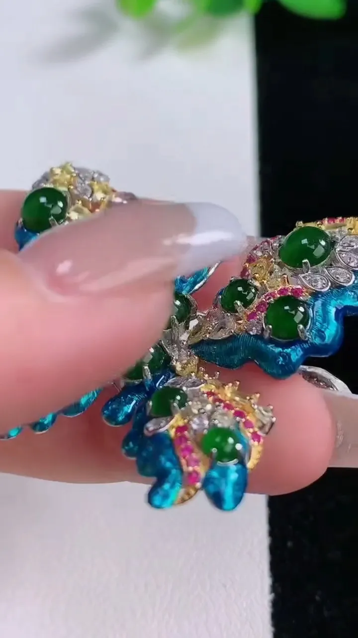 天然A货翡翠蛋面蝴蝶胸针，尺寸4.8，重量:10.18g
12月9日