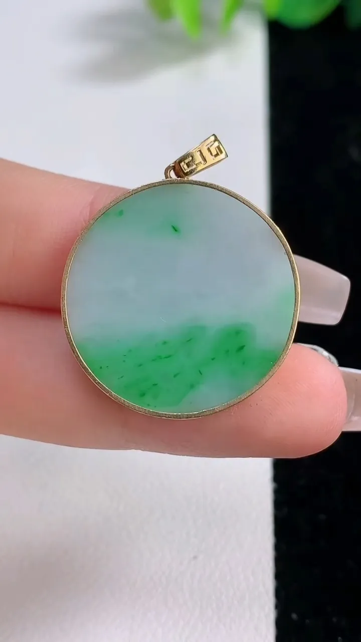 天然A货翡翠无事牌吊坠，尺寸25.3-3.3，重量:5.73g
12月9日